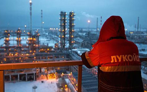 Một nhân viên đứng nhìn quang cảnh nhà máy lọc dầu  Lukoil-Nizhegorodnefteorgsintez ở Nizhny Novgorod, Nga - Ảnh: CNBC/Getty.<br>