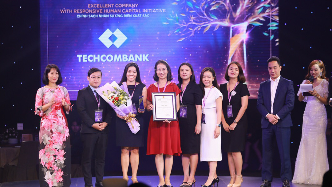 Lãnh đạo Techcombank nhận giải thưởng từ Ban tổ chức.