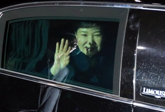 Tổng thống bị phế truất Park Geun-hye rời Nhà Xanh ở Seoul ngày 12/3 - Ảnh: Reuters.<br>