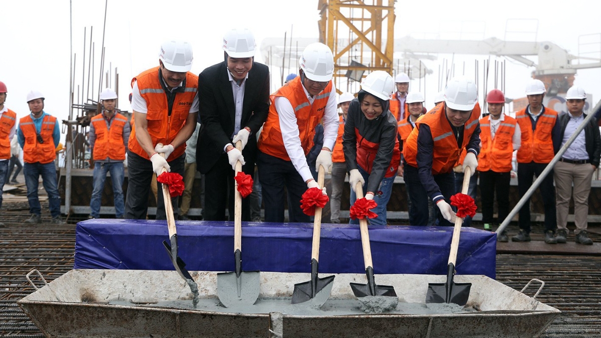 Đại diện của chủ đầu tư Tập đoàn FLC, đơn vị thi công FLC Faros và Ban quản lý dự án FLC Twin Towers thực hiện nghi lễ cất nóc.