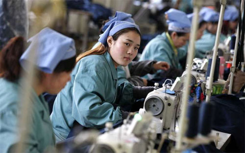 Công nhân làm việc trong một nhà máy sản xuất hàng may mặc của Trung Quốc.<br>