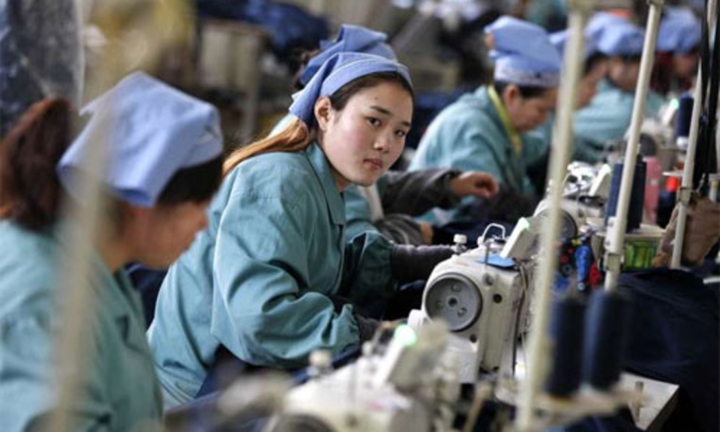 Công nhân làm việc trong một nhà máy sản xuất hàng may mặc của Trung Quốc.<br>