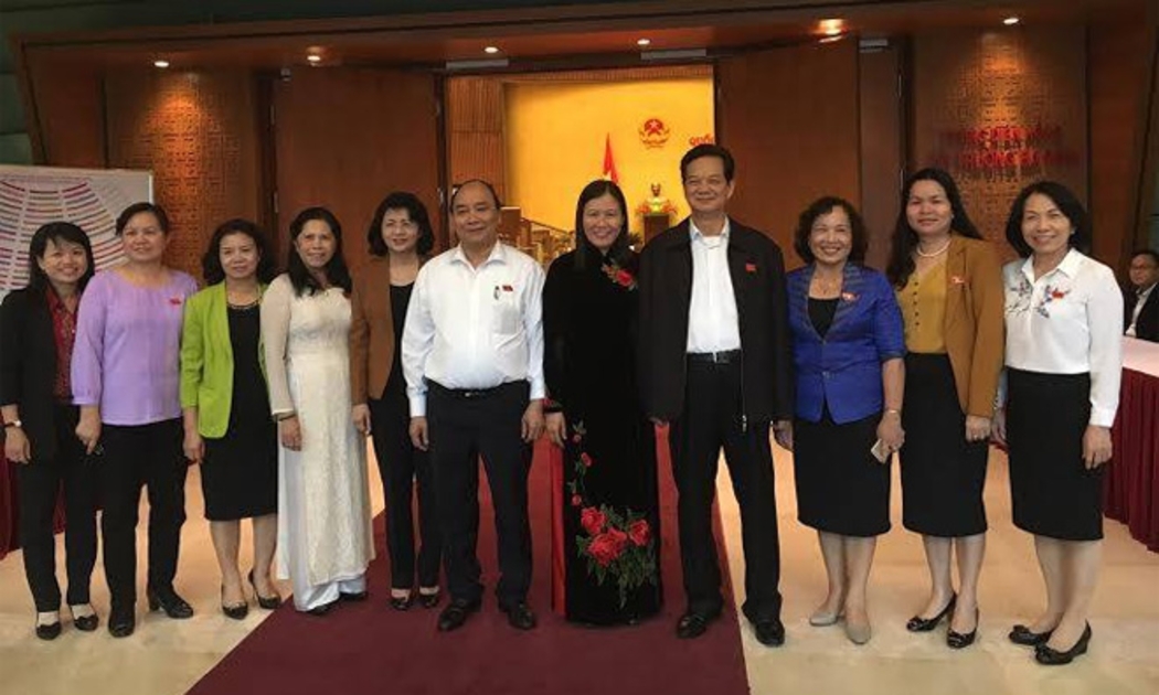 Thủ tướng Nguyễn Tấn Dũng, Phó thủ tướng Nguyễn Xuân Phúc chụp ảnh lưu niệm cùng các vị đại biểu tại hành lang Quốc hội.<br>