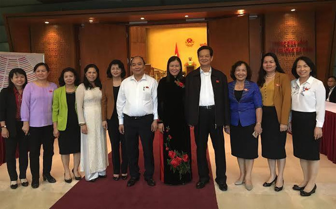 Thủ tướng Nguyễn Tấn Dũng, Phó thủ tướng Nguyễn Xuân Phúc chụp ảnh lưu niệm cùng các vị đại biểu tại hành lang Quốc hội.<br>