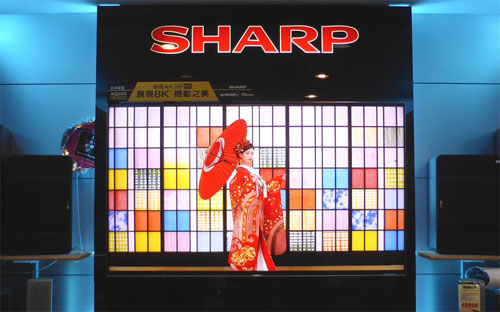 Một chiếc TV Sharp trong một trung tâm điện máy ở Đài Loan - Ảnh: EPA/Bloomberg.<br>