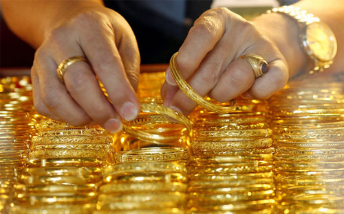 Từ đầu năm đến nay, giá vàng đã tăng 15%, sau khi giảm liền 3 năm, so 
với mức giảm 7,6% của thị trường chứng khoán toàn cầu và mức giảm 16% 
của giá dầu - Ảnh: Bloomberg.<br>