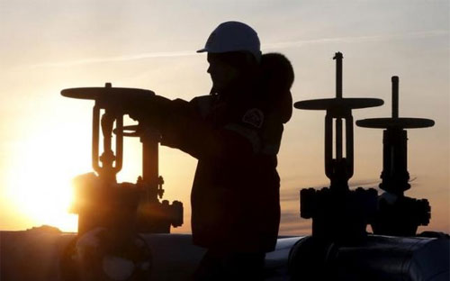 Công nhân làm việc trên một mỏ dầu ở vùng Siberia của Nga ngày 25/1/2016 - Ảnh: Reuters.<br>
