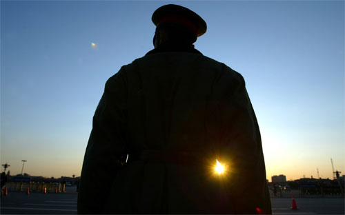 Một viên cảnh sát đang làm nhiệm vụ trên đường phố ở Bắc Kinh, Trung Quốc - Ảnh: Reuters.<br>