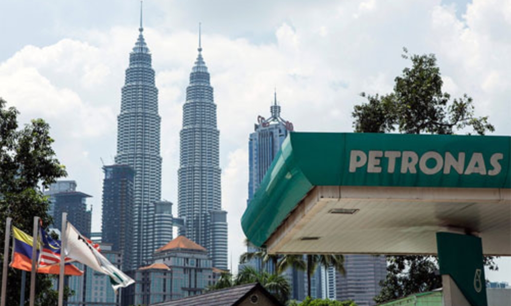Tháp đôi Petronas ở Kuala Lumpur, Malaysia - Ảnh: Bloomberg.<br>