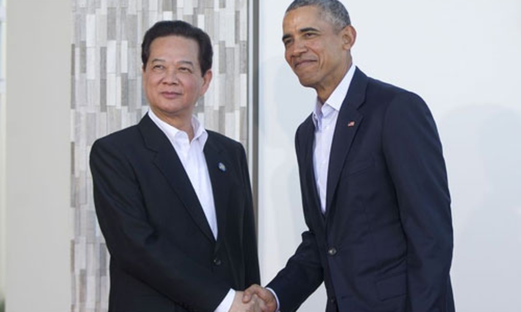 Tổng thống Mỹ Barack Obama bắt tay Thủ tướng Việt Nam Nguyễn Tấn Dũng tại hội nghị thượng đỉnh Mỹ-ASEAN tại Sunnylands sáng 16/2 theo giờ Việt Nam - Ảnh: AP/Washington Times.