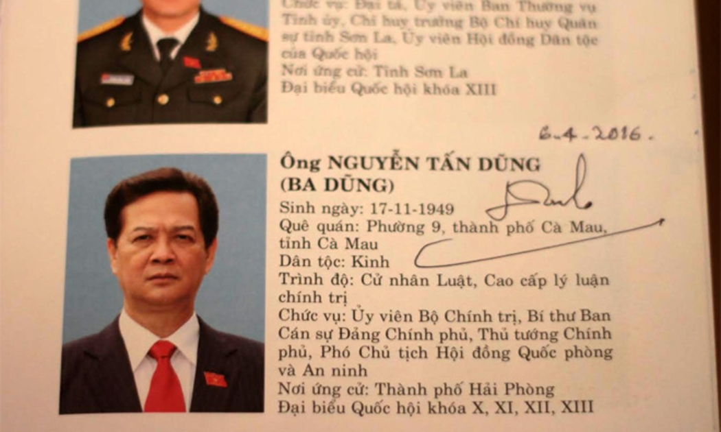 Đại biểu Trần Thị Quốc Khánh (Hà Nội) mang cuốn kỷ yếu của Quốc hội khoá 13 xin chữ ký của Thủ tướng Nguyễn Tấn Dũng trước giờ miễn nhiệm. Thủ tướng rất vui vẻ đáp ứng yêu cầu này. Bà Khánh nói, cuốn kỷ yếu có đủ hình ành và thông tin của tất cả các vị đại biểu khoá 13, bà đã xin chữ ký của nhiều vị và sẽ cố gắng xin đủ tất cả để lưu giữ làm kỷ niệm.<br>