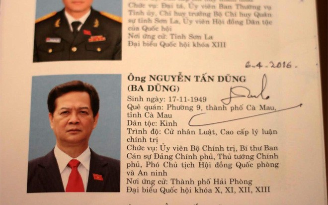 Đại biểu Trần Thị Quốc Khánh (Hà Nội) mang cuốn kỷ yếu của Quốc hội khoá 13 xin chữ ký của Thủ tướng Nguyễn Tấn Dũng trước giờ miễn nhiệm. Thủ tướng rất vui vẻ đáp ứng yêu cầu này. Bà Khánh nói, cuốn kỷ yếu có đủ hình ành và thông tin của tất cả các vị đại biểu khoá 13, bà đã xin chữ ký của nhiều vị và sẽ cố gắng xin đủ tất cả để lưu giữ làm kỷ niệm.<br>