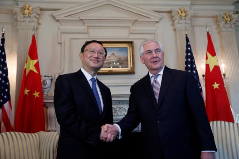 Ủy viên Quốc vụ Trung Quốc Dương Khiết Trì (trái) và Ngoại trưởng Mỹ Rex Tillerson trong cuộc gặp ở Washington ngày 28/2 - Ảnh: Reuters.<br>