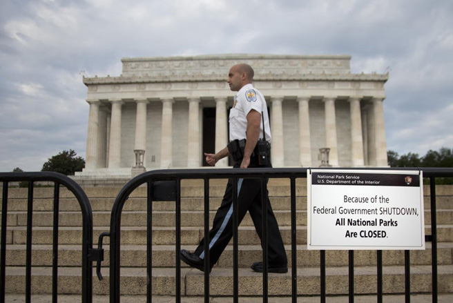 Chính quyền liên bang Mỹ đã đóng cửa một phần 16 ngày liên tiếp trong khi chỉ còn vài giờ nữa là tới hạn chót nâng trần nợ công - Ảnh: DfA.<br>
