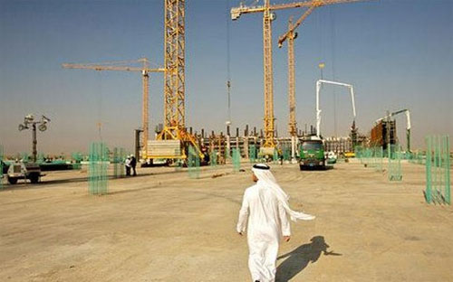 Nhiều quốc gia phụ thuộc vào xuất khẩu dầu, trong đó có Saudi Arabia, 
đang phải mạnh tay cắt giảm chi tiêu bởi nguồn thu từ “vàng đen” ngày 
càng đi xuống.