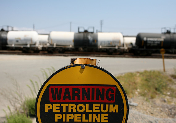 Cũng trên sàn New York phiên giao dịch 14/8, giá xăng giao tháng 9 tăng được 4 cent, tương ứng với mức 1,4%, lên chốt ở 2,98 USD mỗi gallon - Ảnh: Getty.<br>