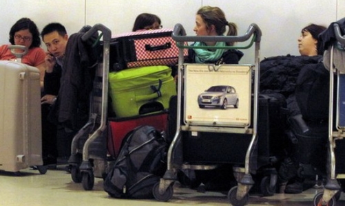 Hàng không châu Âu tê liệt vì bụi núi lửa