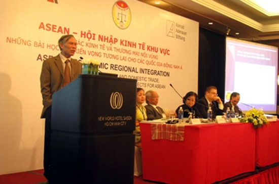 Nguyên Bộ trưởng Bộ Thương mại Trương Đình Tuyển tại một hội thảo tại Tp.HCM. Chưa bao giờ các cuộc tham vấn chuyên gia kinh tế lại dày đặc như năm 2011.