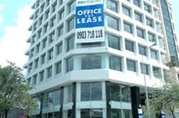 Năm 2011 với khoảng 150.000 - 200.000 m2 diện tích văn phòng mới đi vào hoạt động sẽ gây sức ép về giá thuê tại trung tâm và khu vực phía tây Hà Nội.