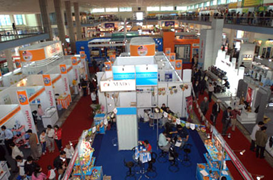 Một góc Hội chợ Thương mại Quốc tế Vietnam Expo 2011. So với các nước trên thế giới, hiện nay, ngân sách dành cho các hoạt động xúc tiến thương mại của Việt Nam là rất thấp.