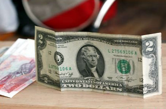 Tiền 2 USD được nhiều người lùng mua làm tiền mừng tuổi.