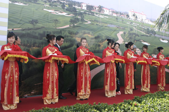 Cắt băng khai trương khu tổ hợp resort Sông Giá.