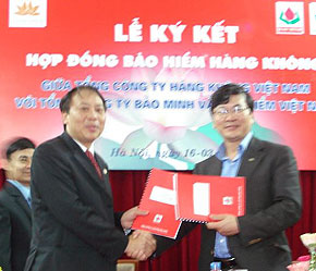 Lễ ký kết giữa Bảo Minh với Vietnam Airlines.