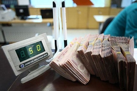 Nền kinh tế đang rơi vào thế “kẹt”, để kiểm soát lạm phát, nếu thắt chặt chính sách sẽ dẫn tới đình đốn sản xuất, nhưng nếu kích thích kinh tế và dùng đòn bẩy tài chính hỗ trợ thì lại ngay lập tức dẫn đến lạm phát.