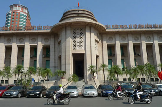 Nhiều chuyên gia đã dẫn ra các kết quả nghiên cứu cho thấy mức độ độc lập của ngân hàng trung ương ở các nước tỉ lệ nghịch với lạm phát và thâm hụt ngân sách, tỉ lệ thuận với tăng trưởng kinh tế.