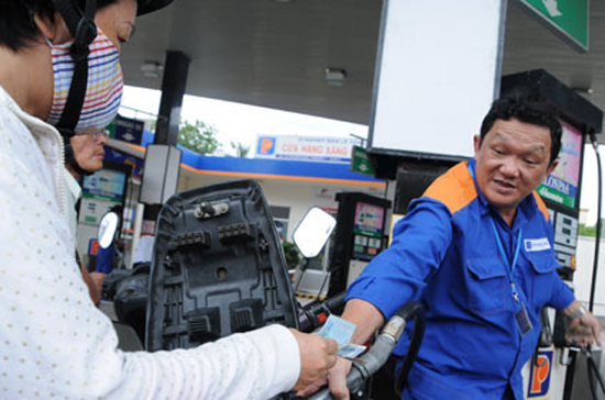 Theo Bộ Tài chính thì giá xăng dầu hiện nay chưa tính đủ các yếu tố cấu thành giá cơ sở, nên trước mắt chưa thể để các doanh nghiệp kinh doanh đầu mối tự đăng ký, quyết định giá.