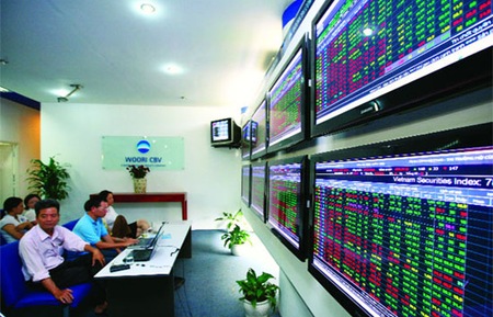 Nền kinh tế Việt Nam đang được hưởng lợi khi các nhà sản xuất quốc tế chuyển dịch nhà máy của họ sang đây, do lương công nhân tại Trung Quốc tăng mạnh.