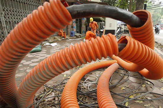 Theo bà Hậu, nếu EVN đang lỗ mà lương bình quân 7,3 triệu đồng thì Chính phủ cũng cần phải xem lại - Ảnh: Reuters.