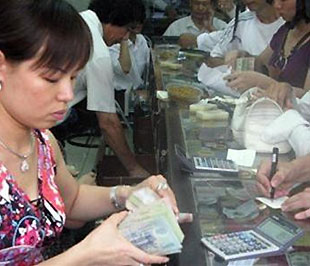 Một điểm mua bán ngoại tệ trên phố Hà Trung (Hà Nội) - Ảnh: Tiền Phong.