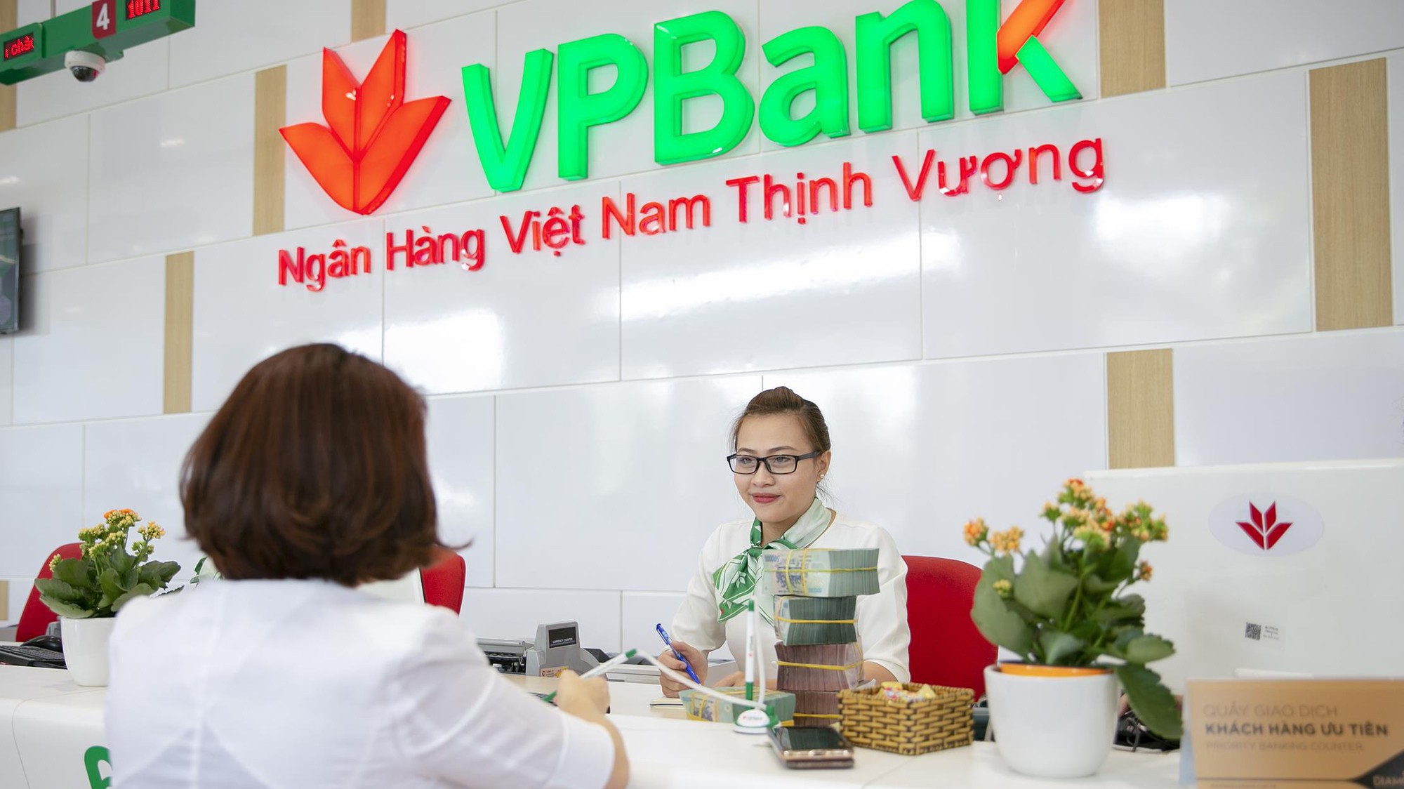 Khách hàng giao dịch tại VPBank.