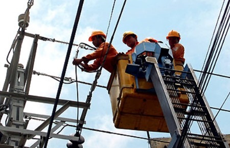 Người dân đang kỳ vọng nhiều vào khoản tiết kiệm 1.800 tỷ đồng trong năm nay của EVN.