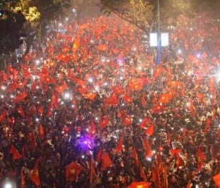 Dòng người đổ xuống các đường phố tại Hà Nội ăn mừng sau khi đội tuyển bóng đá Việt Nam đoạt danh hiệu vô địch khu vực Đông Nam Á - Ảnh: Na Sơn.