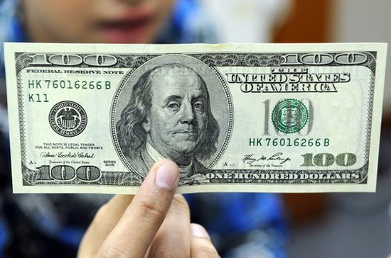 Ròng rã 5 tháng liền từ đầu năm đến tháng 7, nợ xấu ngoại tệ cứ tăng liên tiếp và tăng cao hơn nợ xấu VND - Ảnh: Reuters.