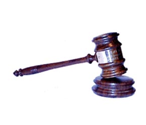 Chiếc búa gỗ của người chủ trì - vật dụng quen thuộc trong các cuộc bán đấu giá.