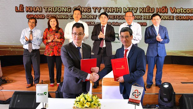 VBCR ký thỏa thuận hợp tác với các đối tác sau lễ khai trương.