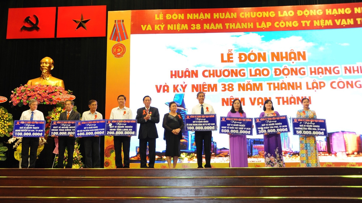 Sau 38 năm hình thành và phát triển, Công ty Nệm Vạn Thành trở thành một trong những thương hiệu uy tín của ngành sản xuất chăn ga gối đệm được người tiêu dùng tin tưởng và lựa chọn.