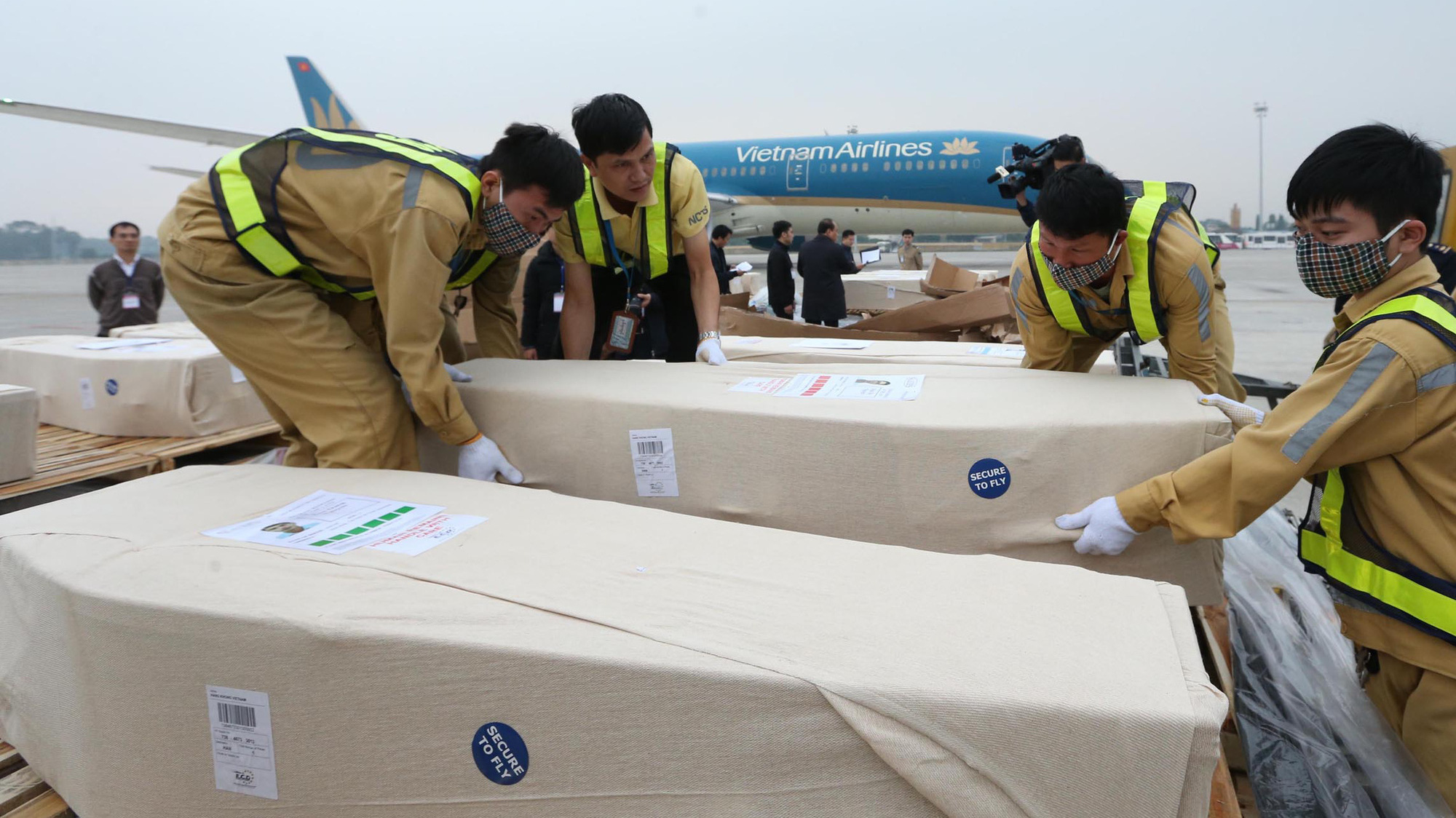 16 trong tổng số 39 thi hài/di hài của các nạn nhân thiệt mạng tại hạt Essex, đông bắc London, Anh về tới sân bay Nội Bài - Ảnh: Bộ Ngoại giao cung cấp 