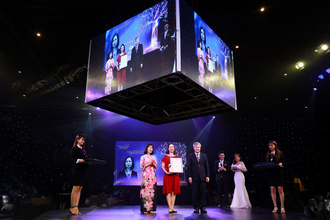 Bà Nguyễn Ngọc Duệ - Phó giám đốc Khối Quản trị nguồn Nhân lực Techombank nhận giải thưởng Lãnh đạo Nhân sự ứng biến xuất sắc nhất trong bối cảnh COVID-19.
