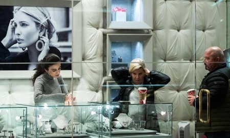 Khách hàng trong cửa hiệu nữ trang Ivanka Trump tại cao ốc Trump Tower, New York, Mỹ, hôm 8/12/2016 - Ảnh: Getty/CNBC.