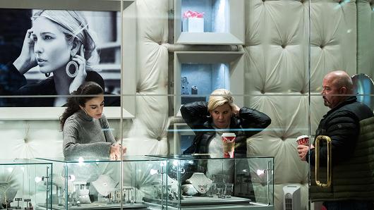 Khách hàng trong cửa hiệu nữ trang Ivanka Trump tại cao ốc Trump Tower, New York, Mỹ, hôm 8/12/2016 - Ảnh: Getty/CNBC.<br>
