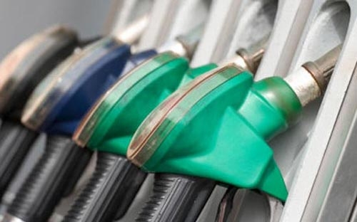 Ngược với xu hướng chung, giá xăng giao tháng 11 trên sàn New York giảm 0,1% xuống còn 2,96 USD/gallon