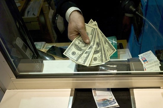 Giá USD tự do đang thấp hơn giá USD niêm yết tại nhiều ngân hàng thương mại - một hiện tượng ít khi xảy ra - Ảnh: Getty.