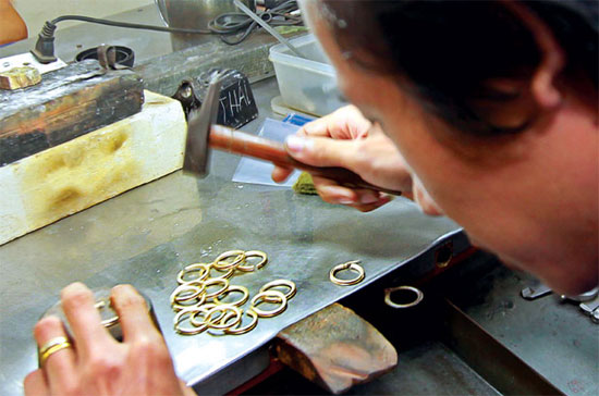 Vàng vẫn đang chứng tỏ là một kênh đầu tư có khả năng sinh lợi cao hơn một số kênh khác như chứng khoán hay địa ốc hiện nay - Ảnh: SGTT.