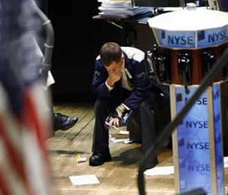 Cả ba chỉ số chính của chứng khoán Mỹ đã giảm trên 3% trong tuần trong khi giá dầu ghi kỷ lục mới, 135,09 USD/thùng.