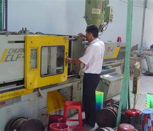 Một cơ sở sản xuất nhựa.