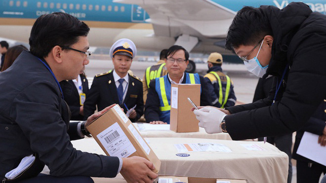 Hình ảnh tại cơ quan chức năng kiểm tra tro cốt của các nạn nhân trước khi bàn giao cho các địa phương tại sân bay Nội Bài - Ảnh: TTXVN. 